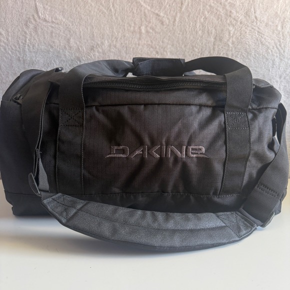 DAKINE PACKABLE EQ Duffel 35L Black Travel Gym CarryOn Shoulder Bag New W/TAGS - Picture 5 of 16